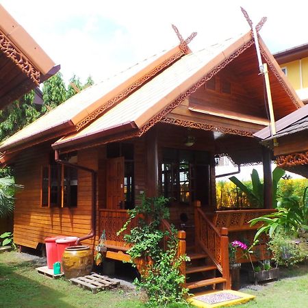 Golden Teak Resort Baan Sapparot Praia de Kamala Exterior foto