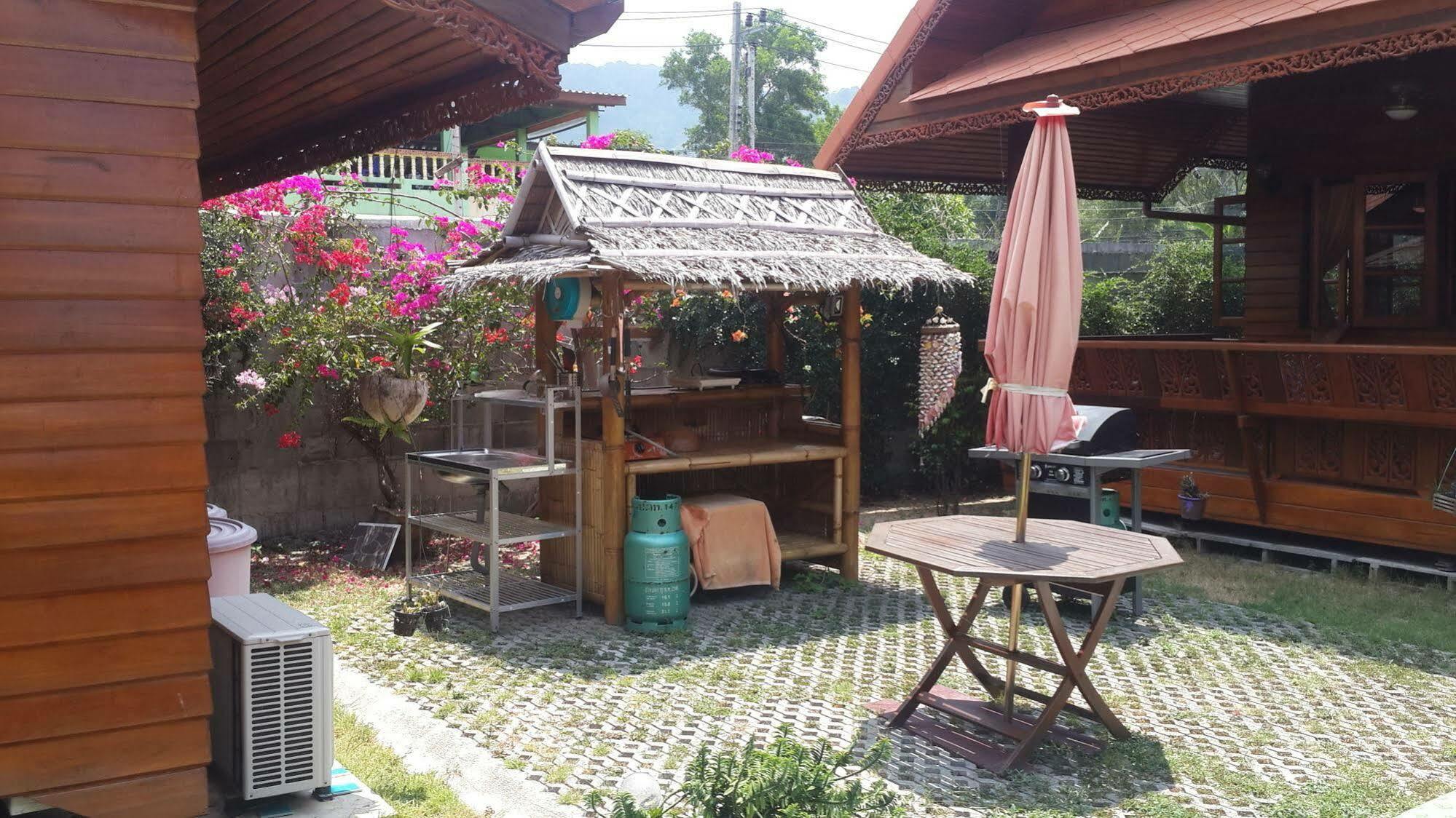 Golden Teak Resort Baan Sapparot Praia de Kamala Exterior foto